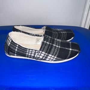 EUC Toms W 8.5 black & white plaid outer and fleece lined inner shoe